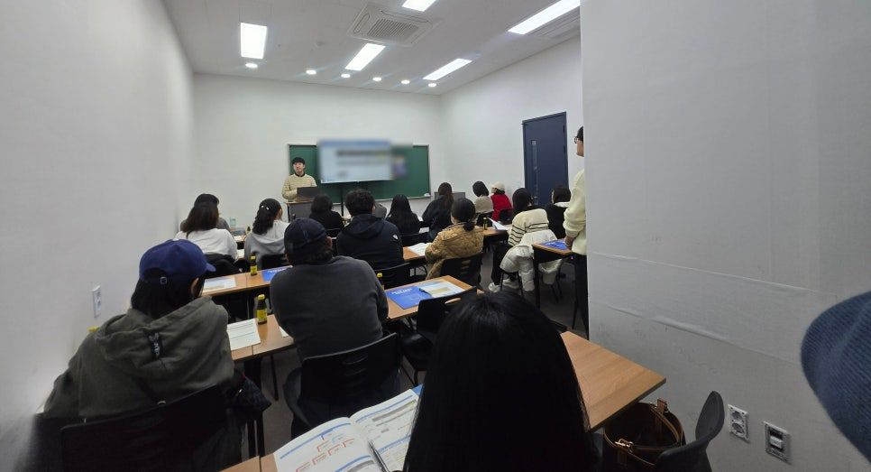 학부모님들로 가득 찬 입시설명회 강의실