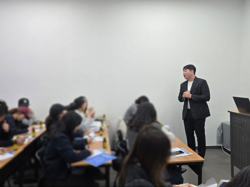 학부모님 앞에서 설명하는 선생님